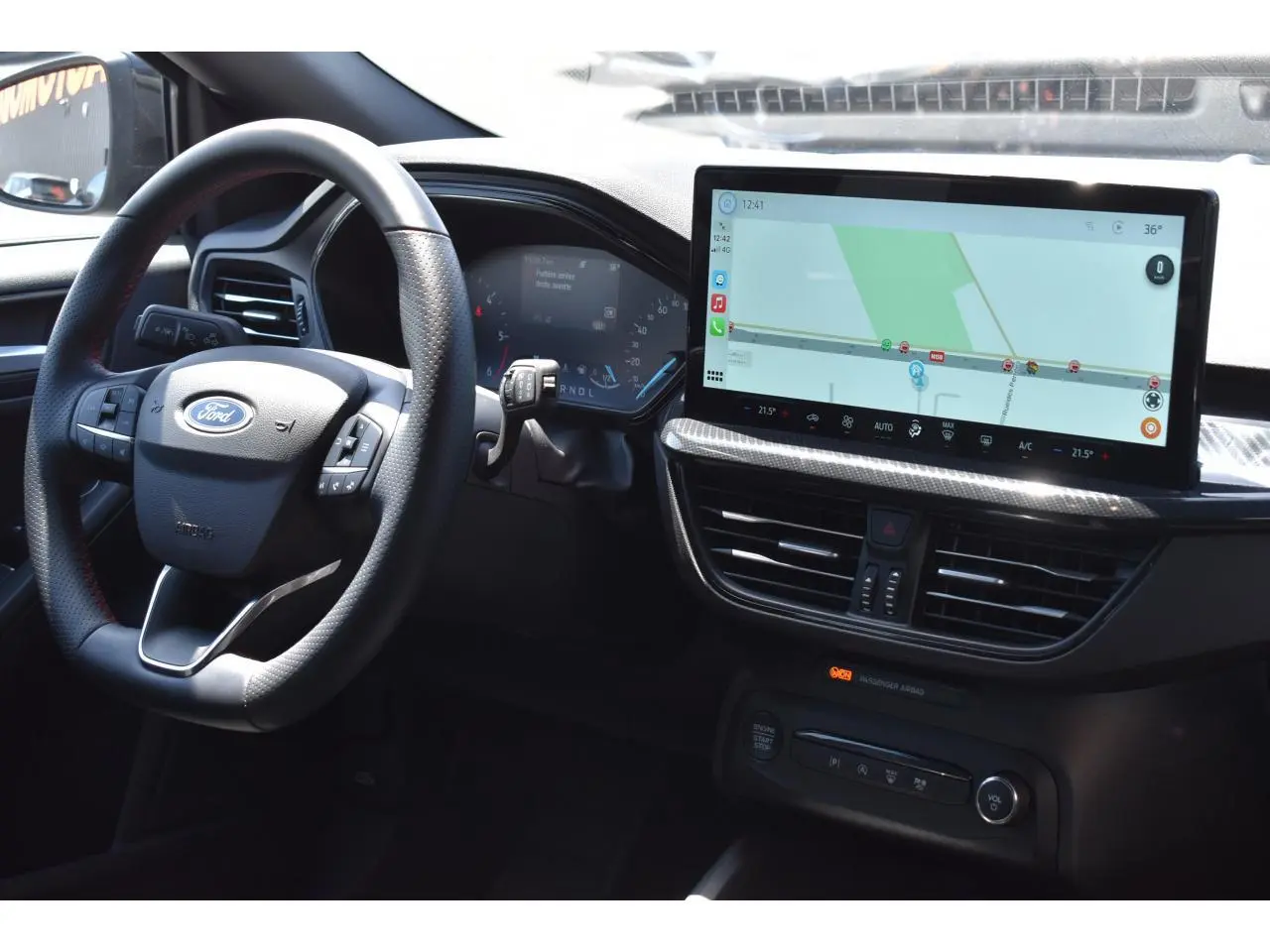 Vue intérieure côté conducteur de la Ford Focus SW 2025 avec tableau de bord numérique et écran tactile central affichant la navigation.