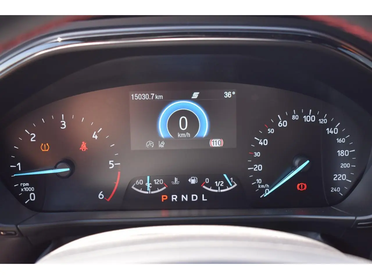 Gros plan sur le combiné d'instrumentation numérique 12,3" de la Ford Focus SW 2025, affichage vitesse et compte-tours.