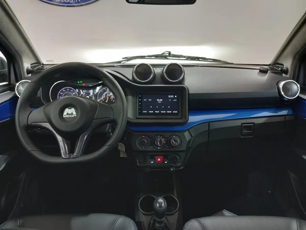 Vue intérieure frontale du tableau de bord bleu et noir de l'AIXAM MEGA E-SCOUTY EVO avec volant et écran tactile central.