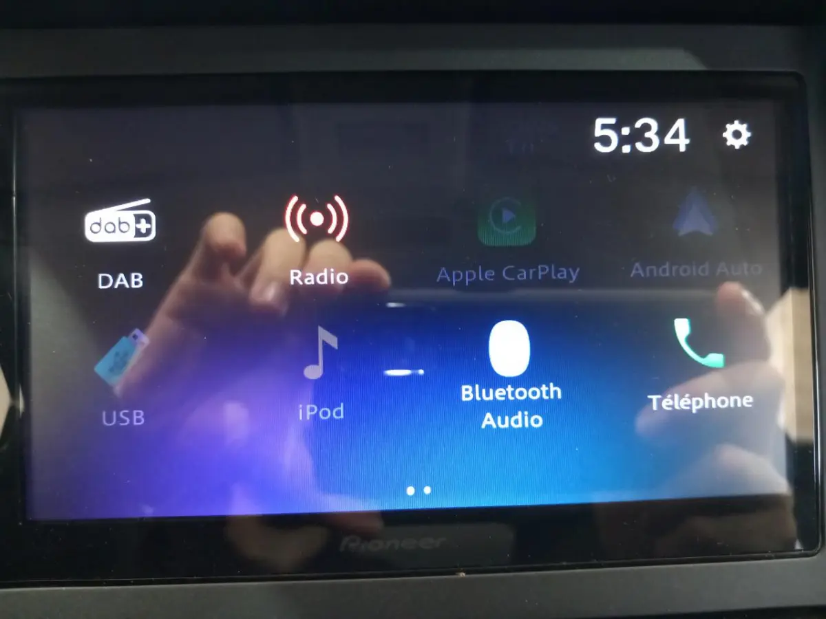 Écran tactile multimédia du tableau de bord montrant les options audio Bluetooth, radio et téléphone.