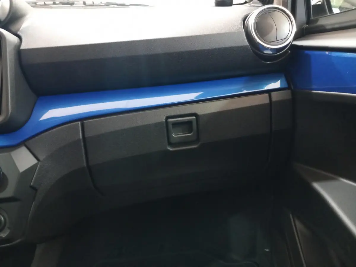 Vue intérieure côté passager du tableau de bord bleu et noir de l'AIXAM MEGA E-SCOUTY EVO 2026 avec aérateur rond.