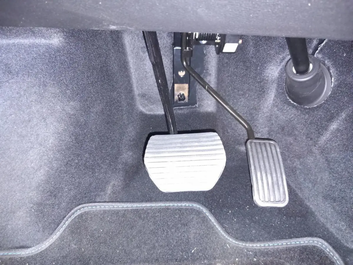 Vue rapprochée des pédales d’accélérateur et de frein d’une Aixam Mega E-Scouty Evo 2026 bleu électrique.