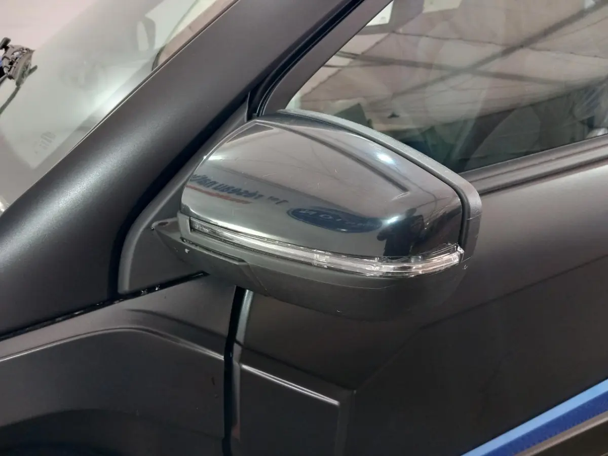 Rétroviseur extérieur côté conducteur noir avec clignotant intégré sur Aixam Mega E-Scouty Evo bleu.