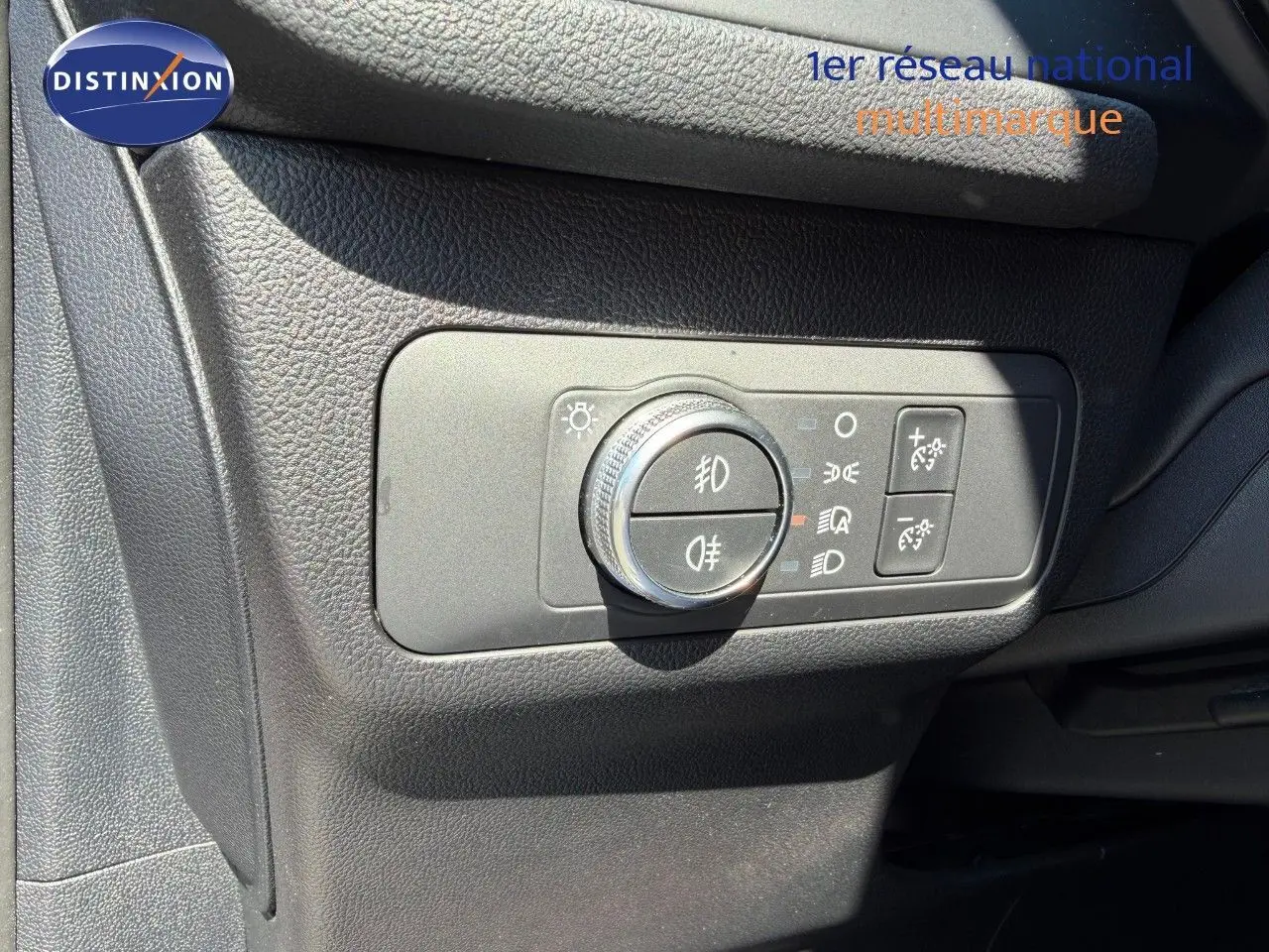 Gros plan sur le panneau de commande des phares à gauche du volant dans un Ford Kuga gris magnétique 2024.
