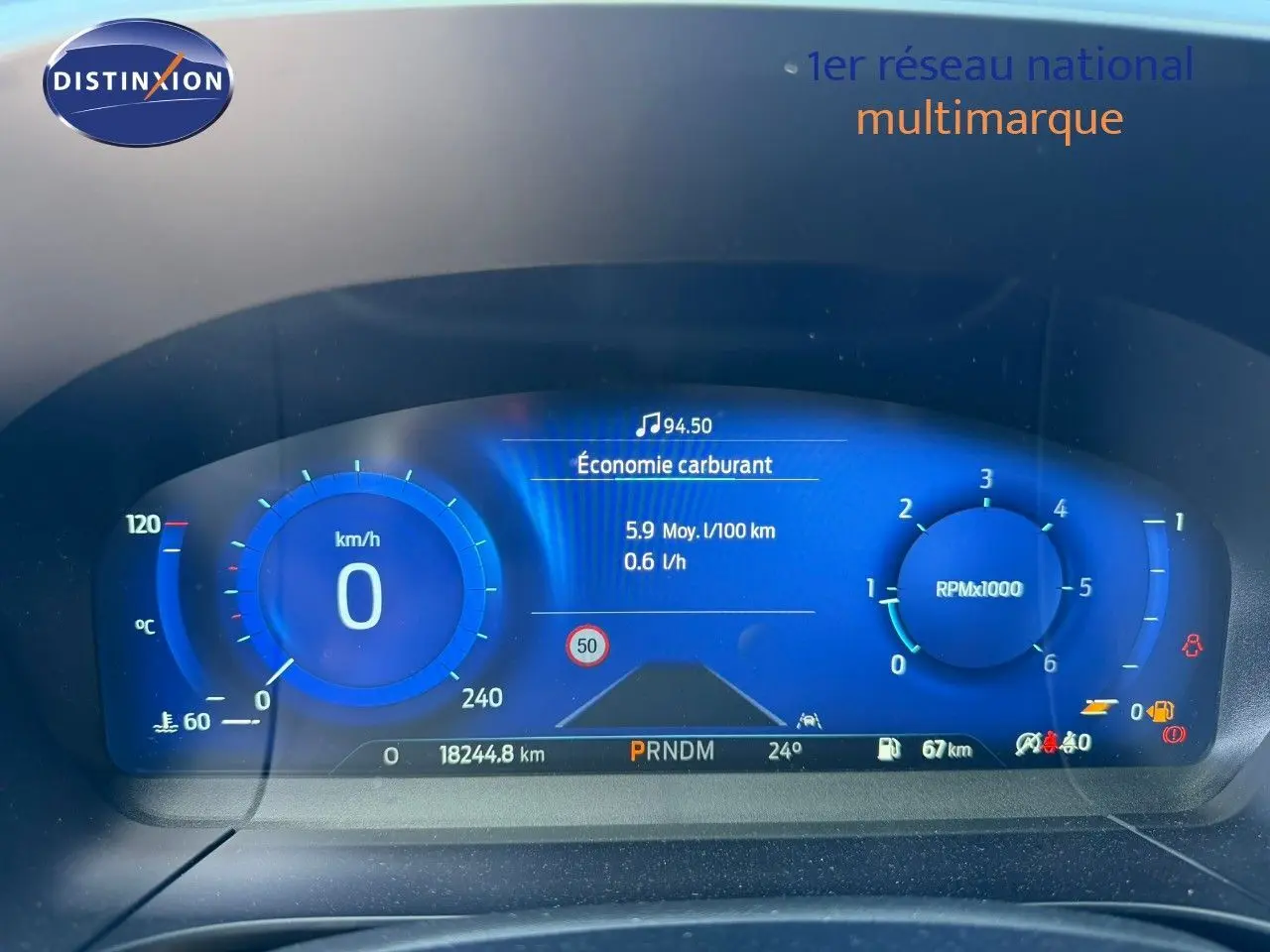 Tableau de bord numérique du Ford Kuga 2024 en gris magnétique, affichant consommation et compte-tours.