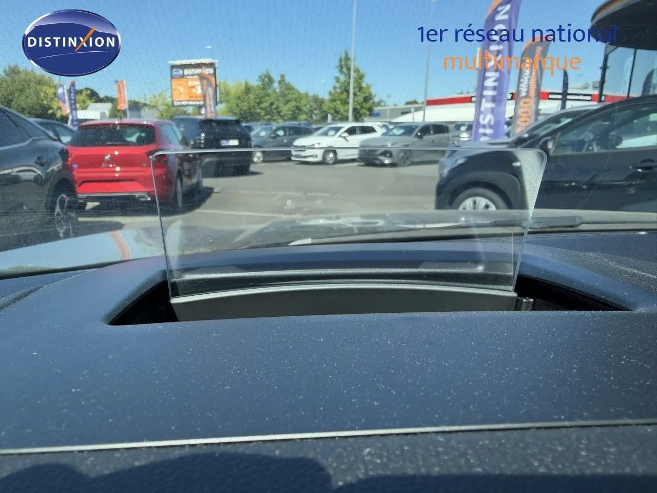 Vue du tableau de bord du Ford Kuga 2024 gris magnétique, mettant en valeur l'affichage tête haute transparent en extérieur.