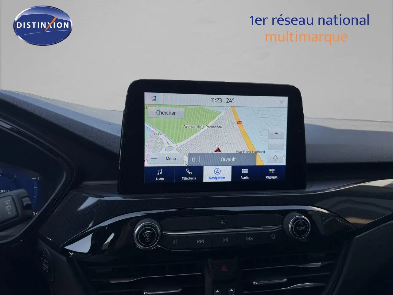 Vue intérieure du tableau de bord du Ford Kuga 2024 avec écran tactile de navigation et commandes audio intégrées.
