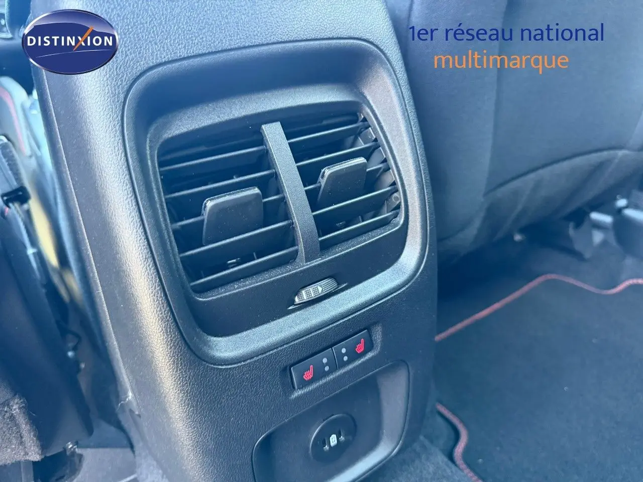Détail des aérateurs arrière et commandes de sièges chauffants dans le Ford Kuga gris magnétique 2024, vue intérieure côté arrière.