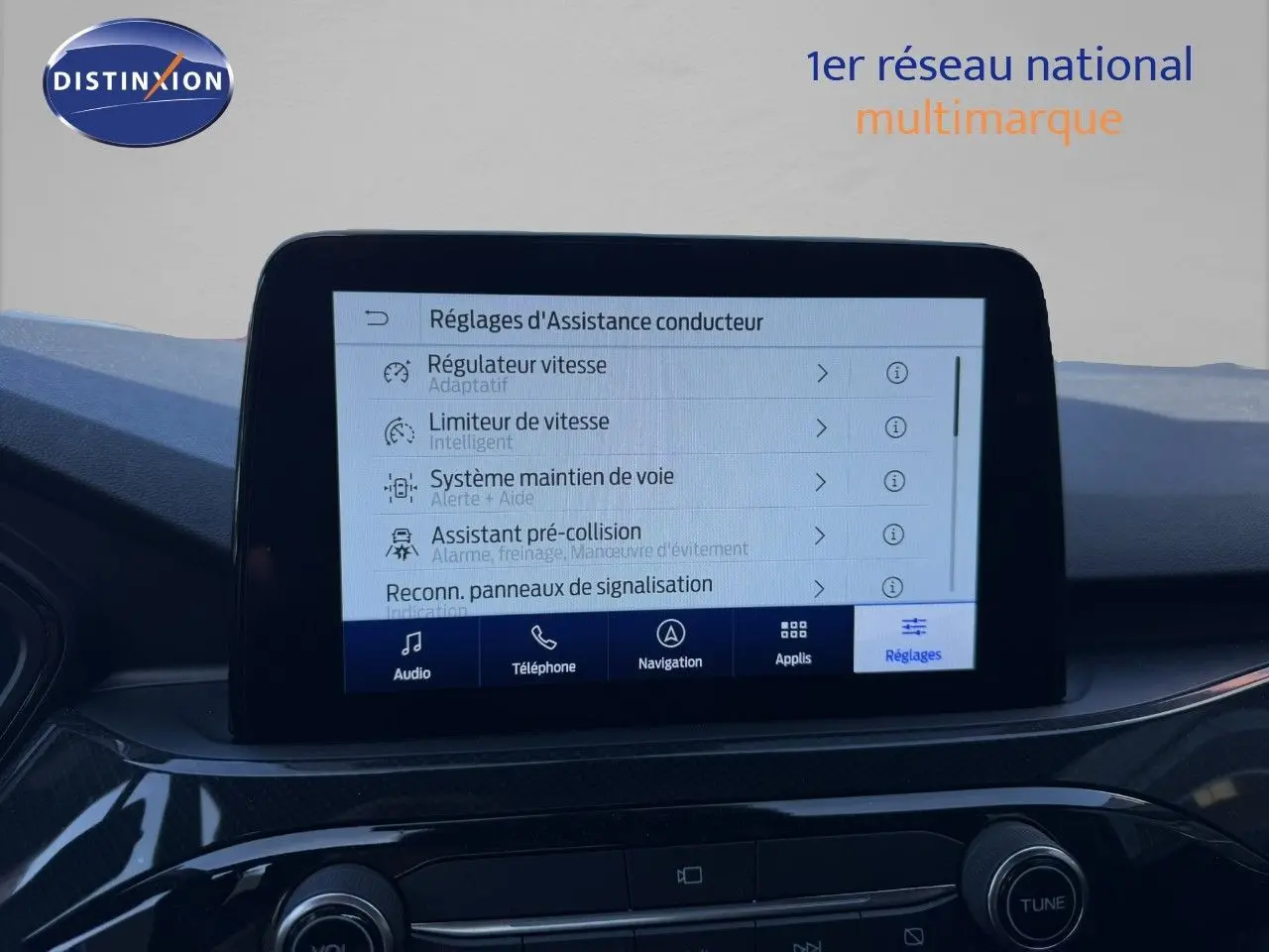 Écran tactile central du Ford Kuga 2024 gris magnétique, affichant les réglages d’assistance conducteur, vue intérieure frontale.