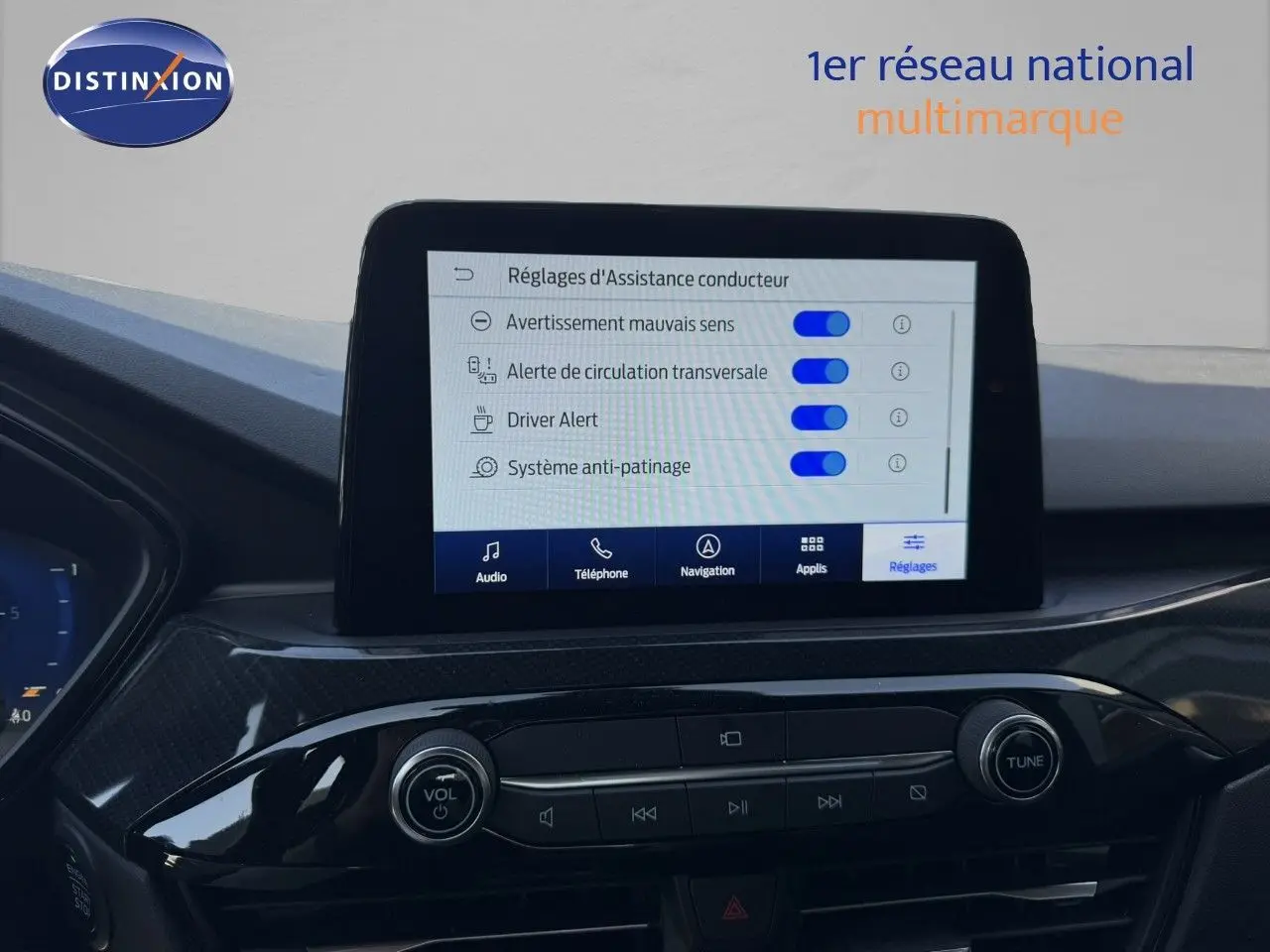Écran tactile central du Ford Kuga 2024 affichant les réglages d’assistance conducteur, avec tableau de bord noir brillant.