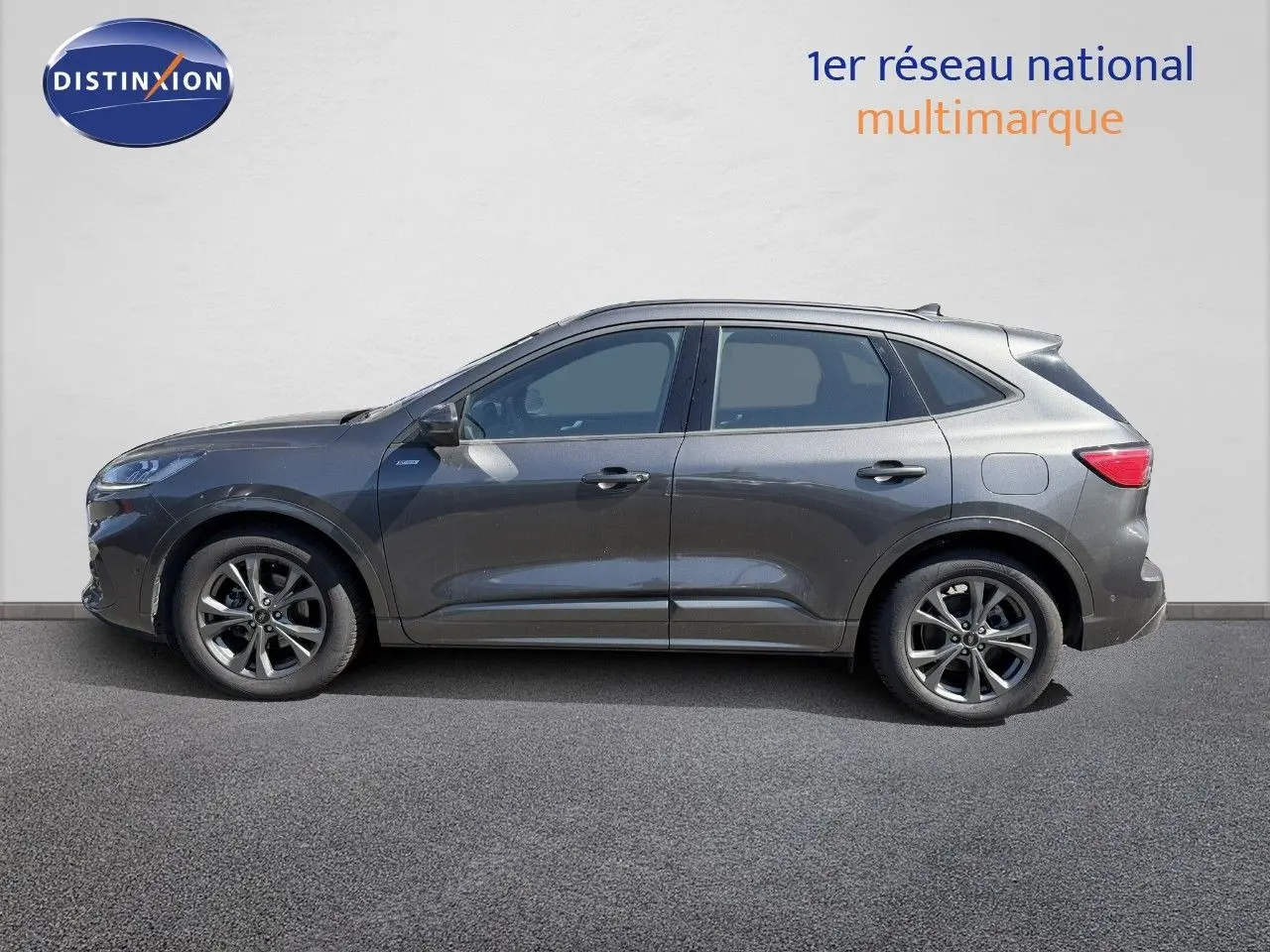 Vue de profil côté gauche d'un Ford Kuga gris magnétique métal 2024 finition ST-LINE avec jantes alliage.