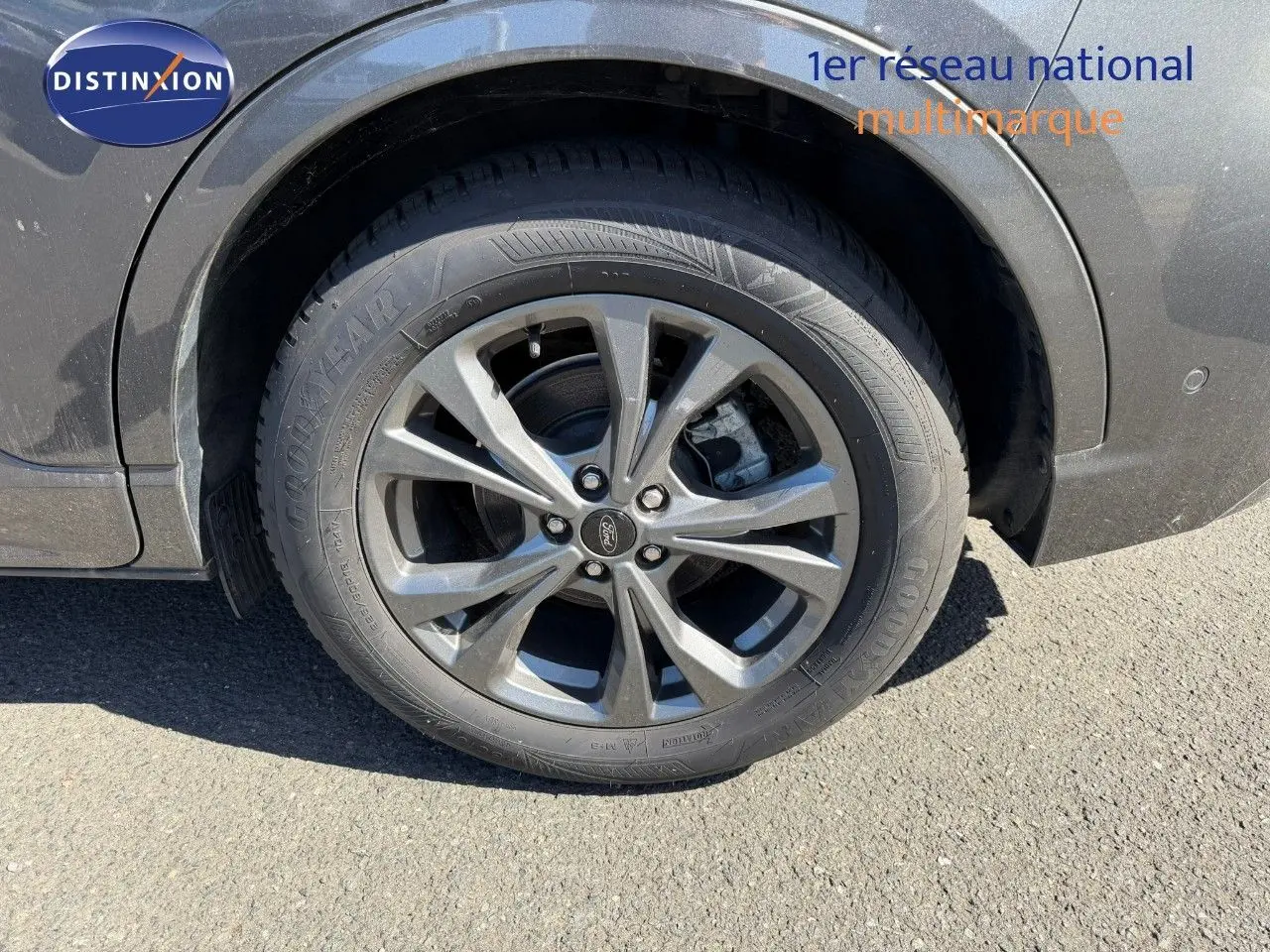 Gros plan sur la roue avant gauche du Ford Kuga gris magnétique métal, mettant en valeur la jante alliage 18 pouces.