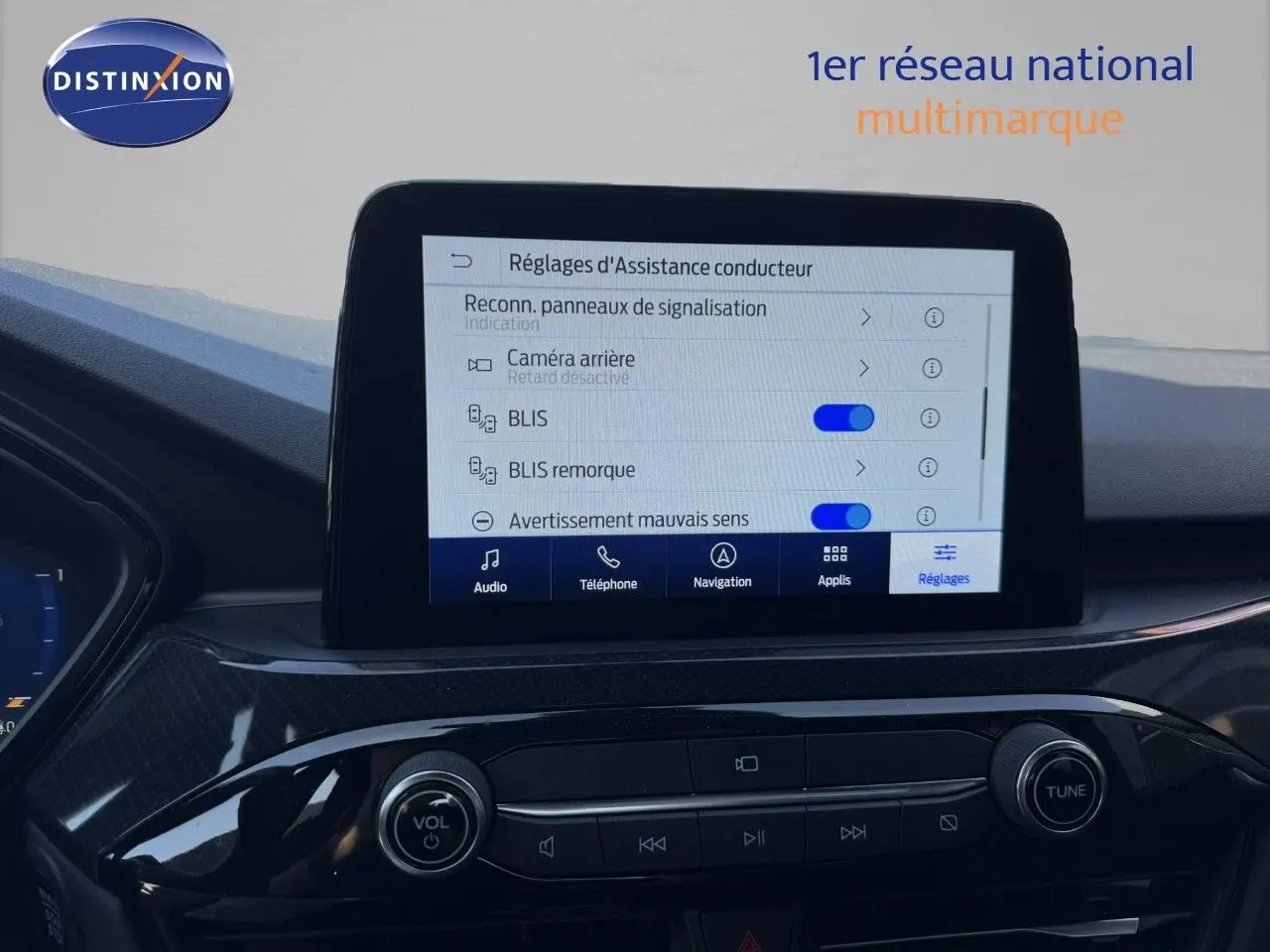 Vue rapprochée de l’écran tactile central du Ford Kuga 2024, affichant les réglages d’assistance conducteur.