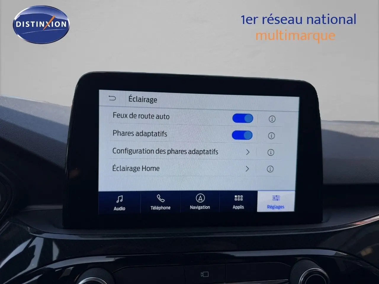 Écran tactile central du Ford Kuga 2024 affichant les réglages d’éclairage avec interface moderne et tableau de bord noir.