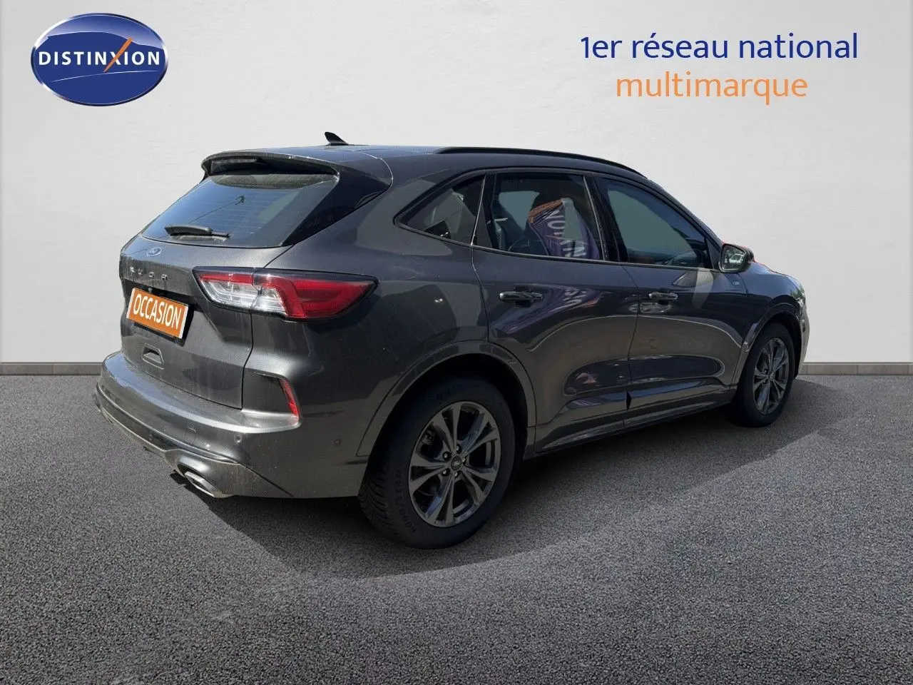 Vue 3/4 arrière droite d’un Ford Kuga gris magnétique métal 2024 avec jantes alliage et feux LED distinctifs.