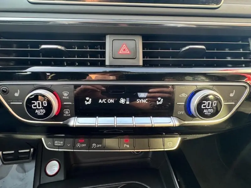 Tableau de bord de l'Audi S4 Avant 2017 montrant la climatisation automatique bi-zone à 20°C avec commandes tactiles et boutons argentés.