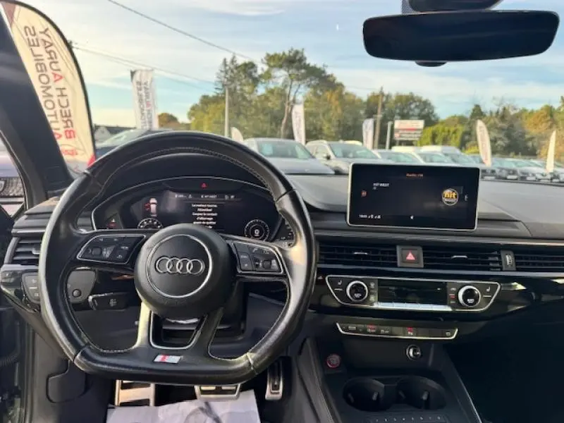 Intérieur de l'Audi S4 Avant 2017 vu du conducteur, volant cuir multifonction et écran central lumineux.