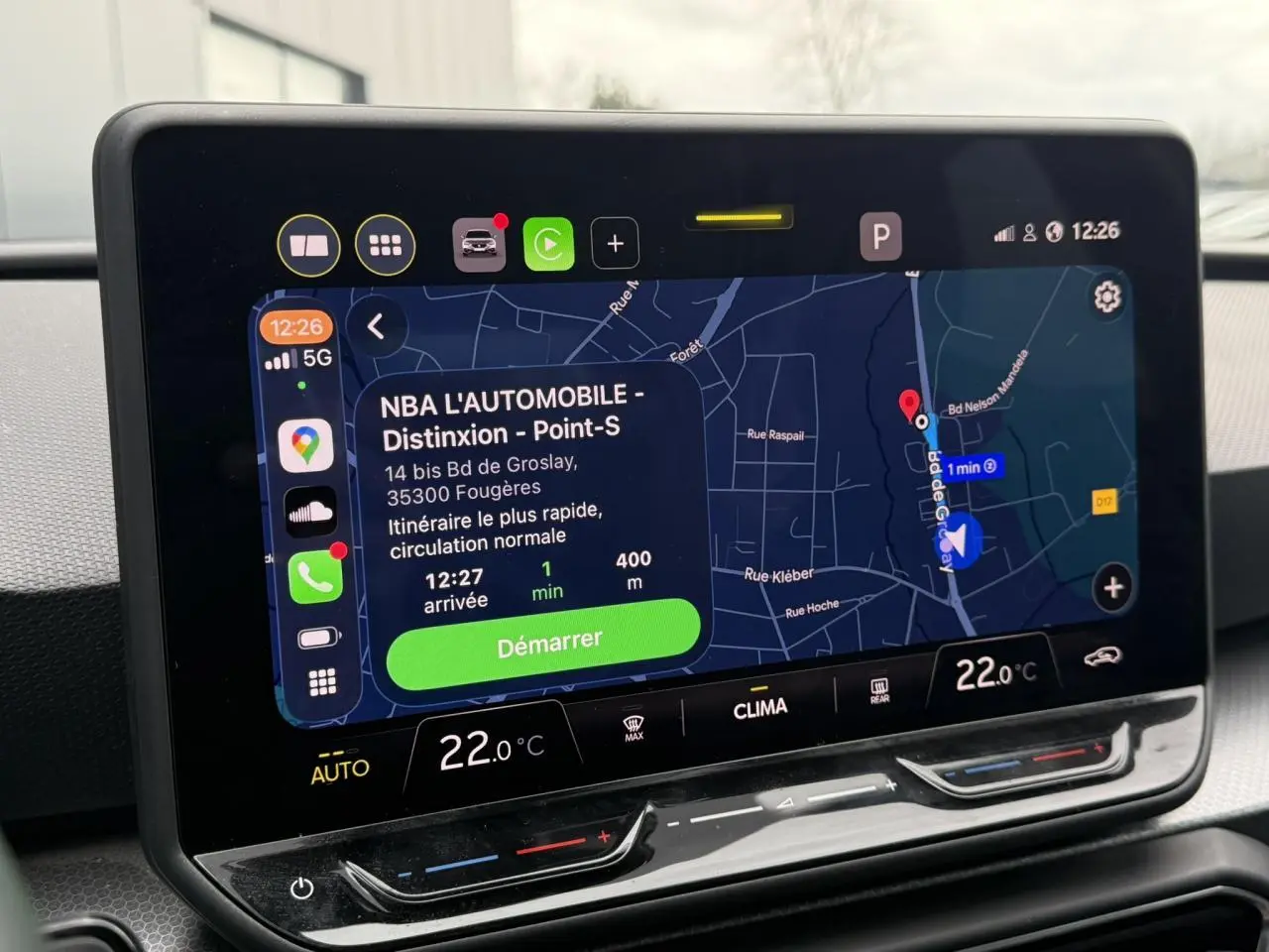 Écran tactile central du tableau de bord d’une SEAT Leon 1.5 TSI 115 Style 2025 affichant la navigation GPS.