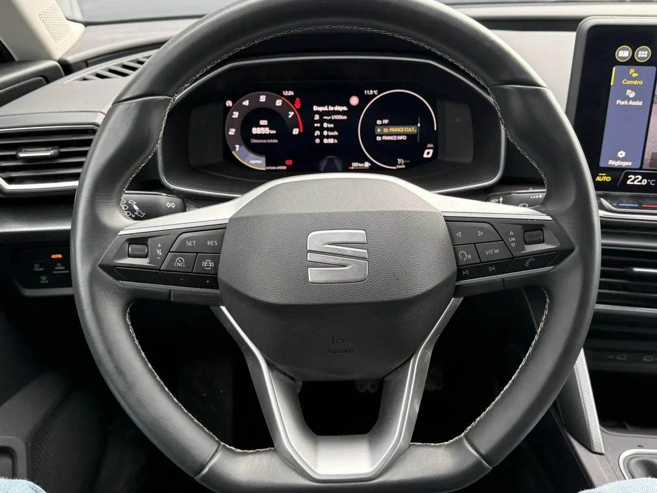 Vue rapprochée du volant cuir multifonction et du tableau de bord numérique du SEAT Leon 2025, intérieur noir.