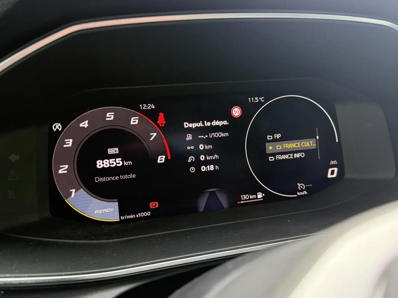 Tableau de bord numérique du SEAT LEON 1.5 TSI 115 Style affichant 8855 km et informations de conduite.