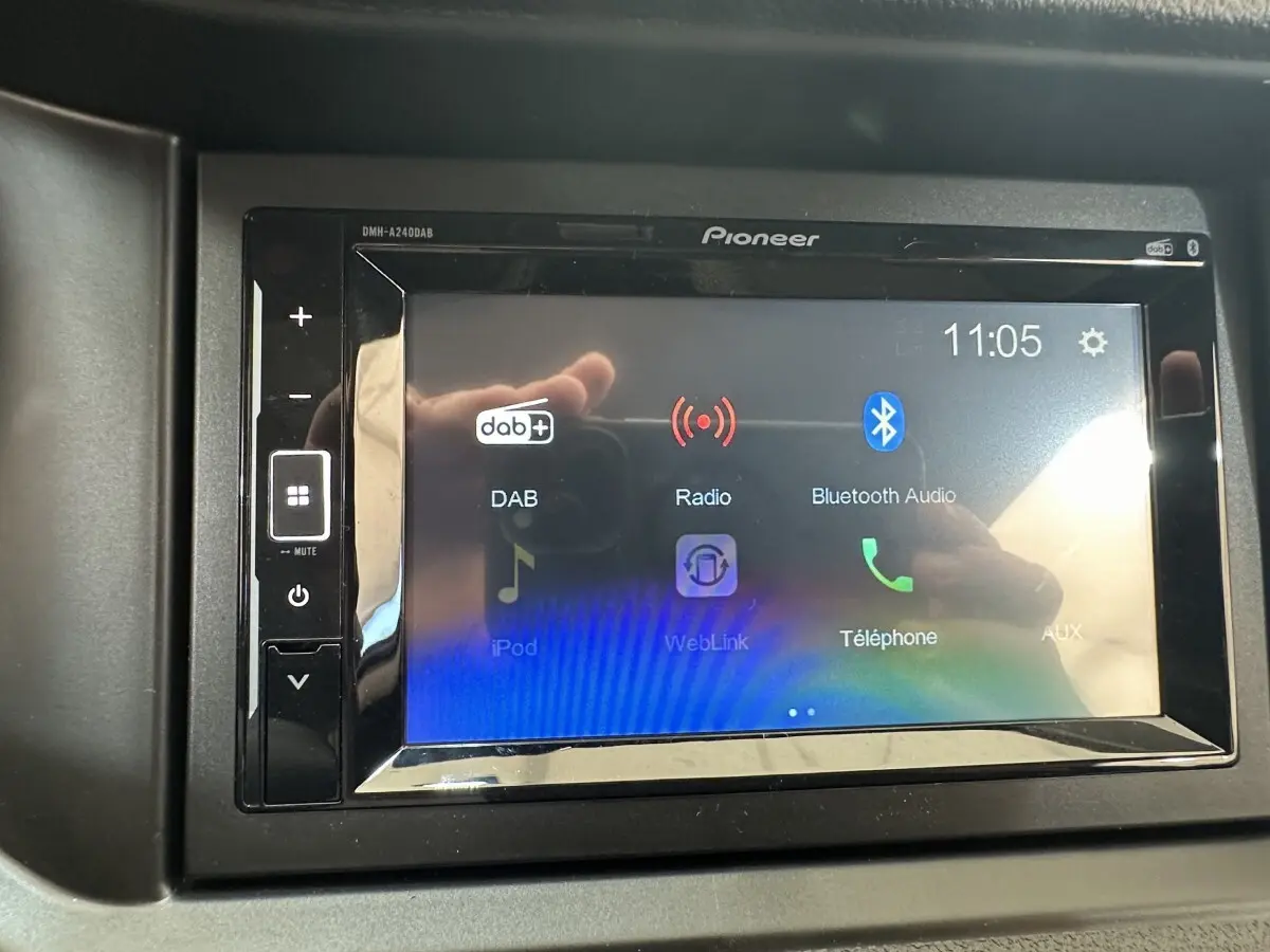 Écran tactile Pioneer du tableau de bord de l'AIXAM AMBITION 0.5 CITY PACK 2026 avec interface multimédia visible.