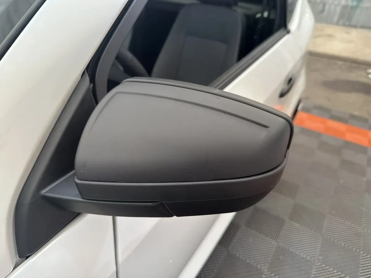 Rétroviseur caméra côté gauche en gros plan sur AIXAM AMBITION 0.5 CITY PACK blanc vue latérale partielle.