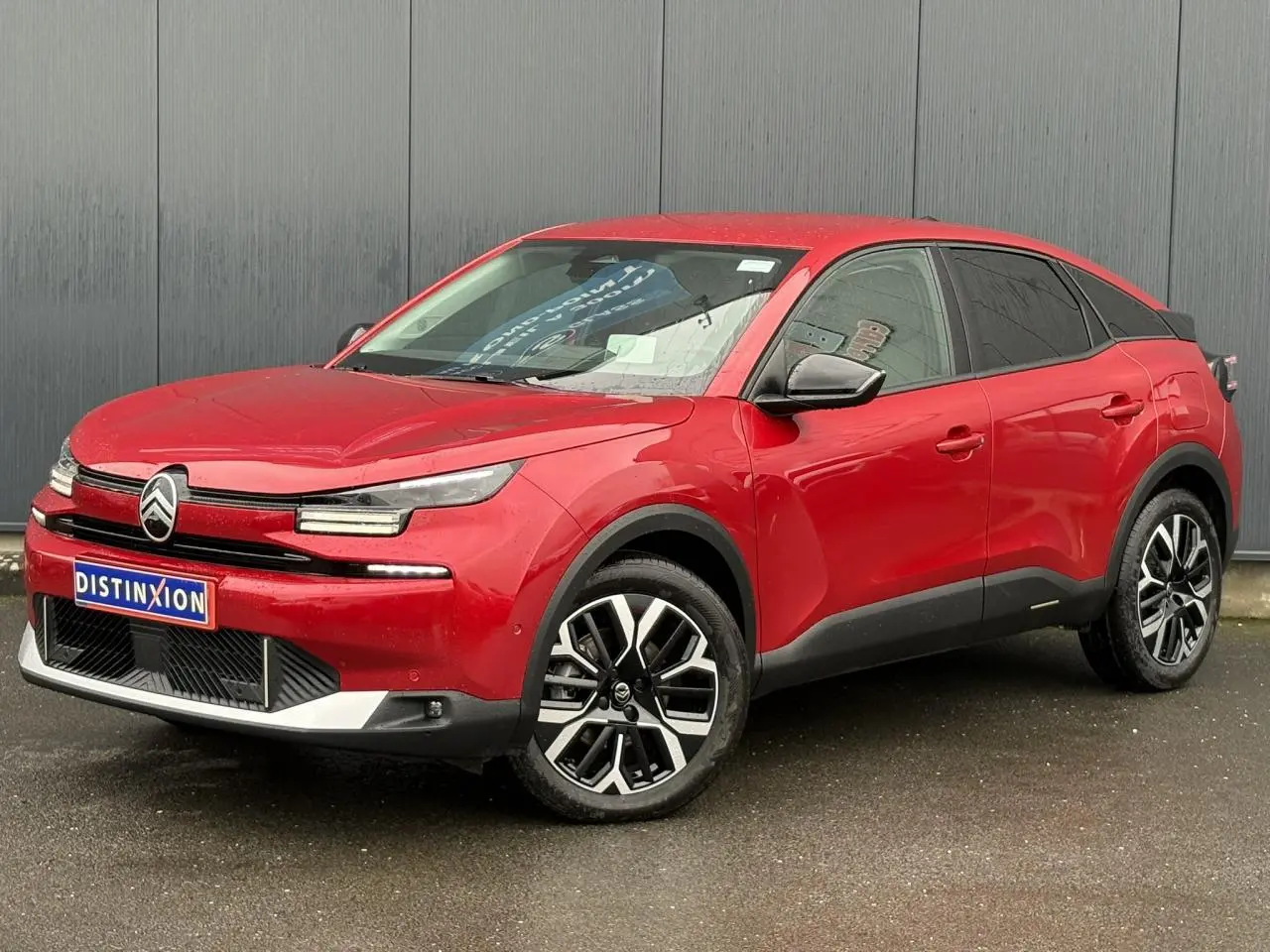 Citroën C4 Hybrid 2025 rouge Elixir en 3/4 avant droit avec jantes alliage et signature lumineuse LED.