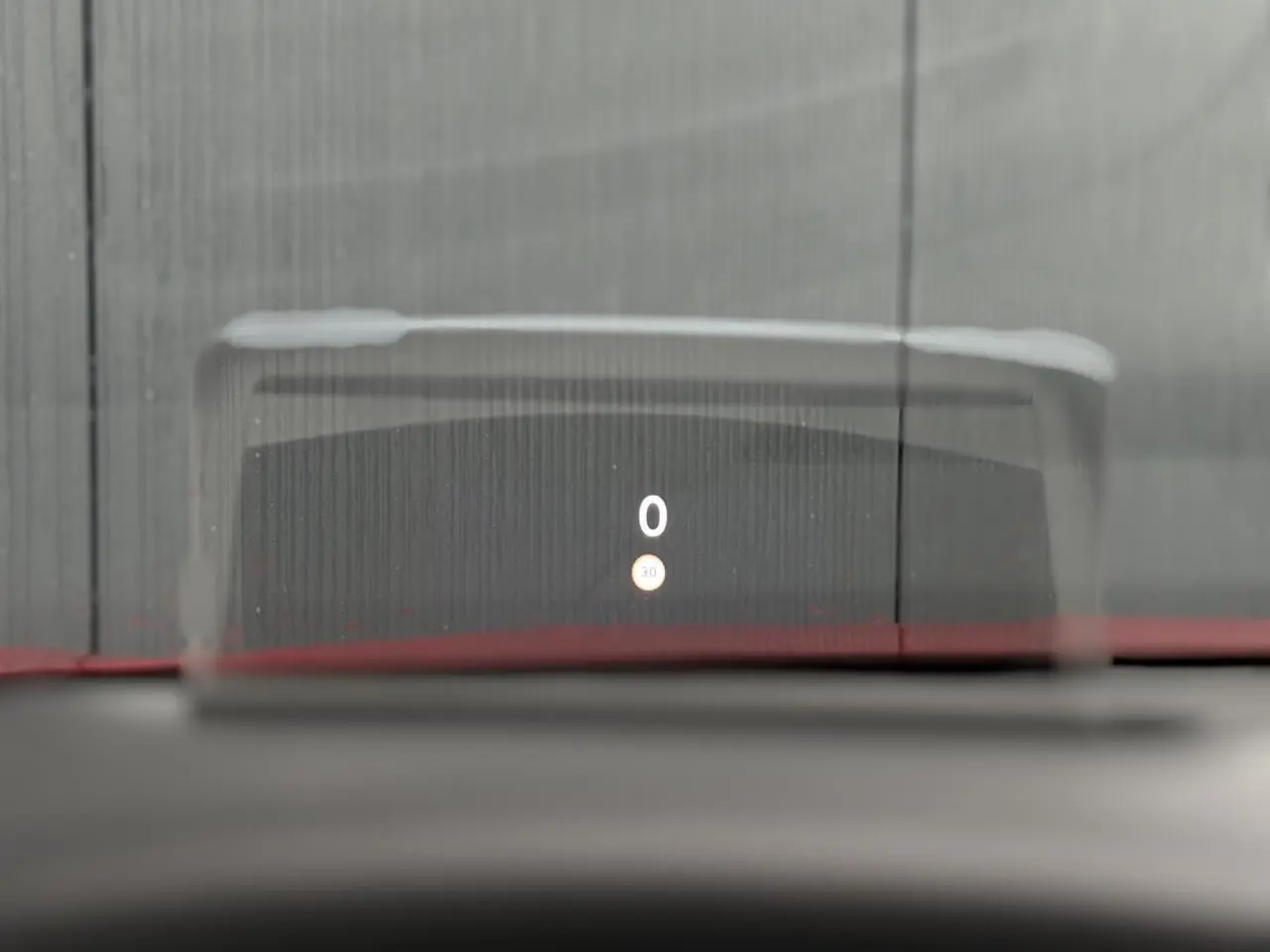 Affichage tête haute numérique montrant la vitesse 0 sur fond intérieur rouge Elixir d'une Citroën C4 Hybrid 2025.