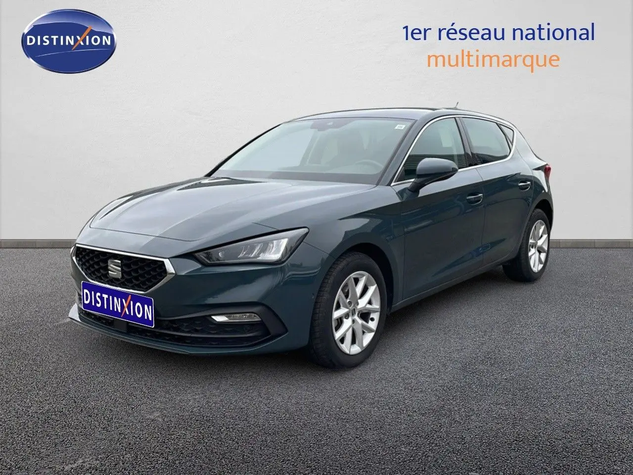 SEAT LEON 2.0 TDI gris magnétique métal, vue 3/4 avant droit, avec jantes alliage et calandre noire.
