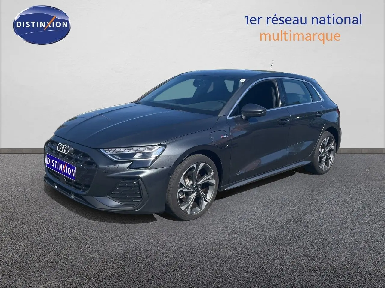 Audi A3 Sportback gris Daytona métal vue 3/4 avant droit, avec jantes alliage et calandre S-Line distinctive.