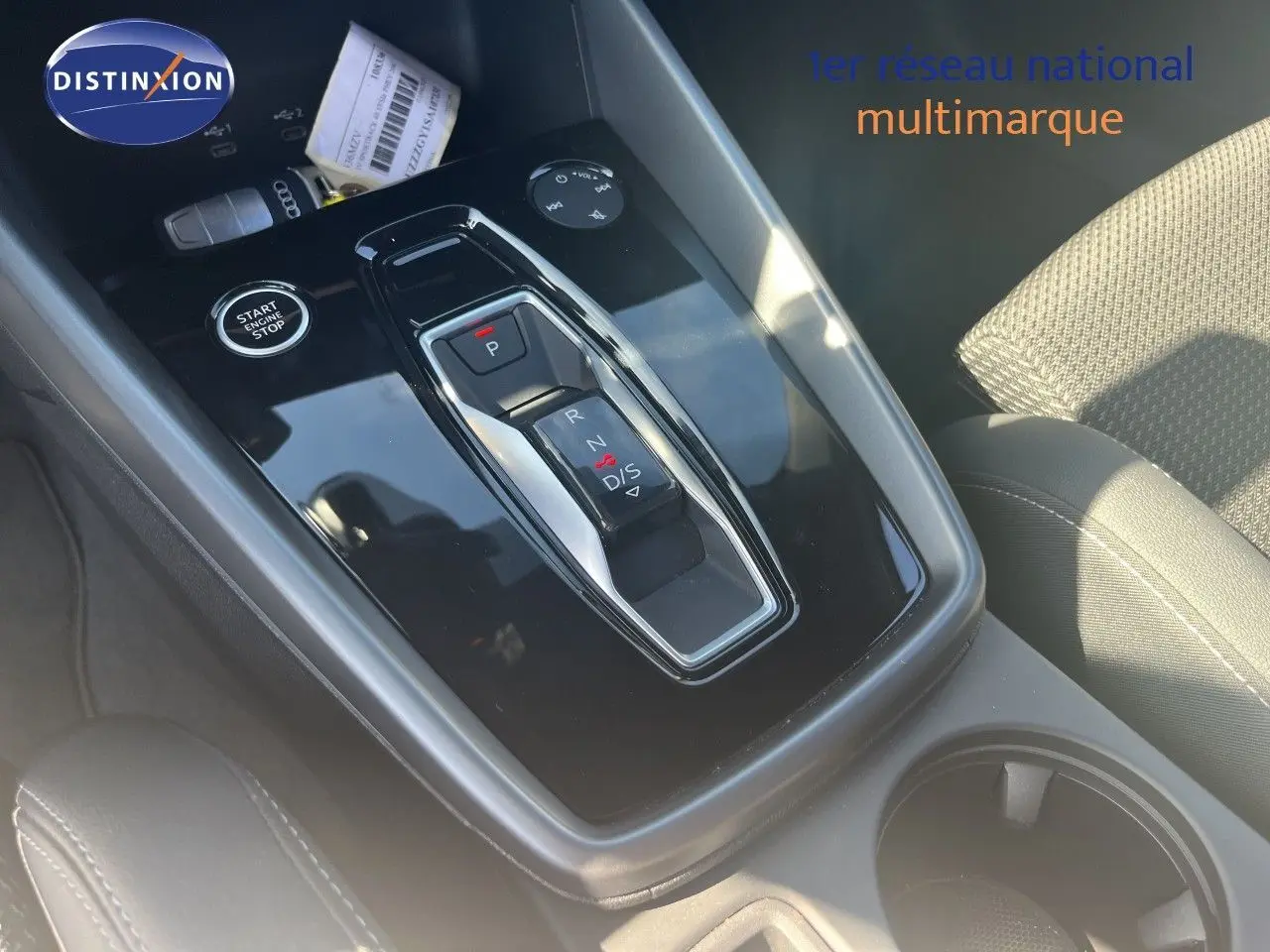 Gros plan sur la console centrale de l'Audi A3 Sportback 2025, avec levier de vitesses automatique et bouton start/stop.