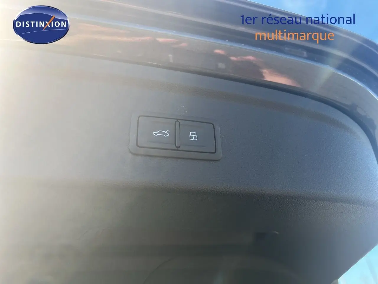Gros plan sur les boutons d'ouverture et de verrouillage du hayon d'une Audi A3 Sportback gris Daytona 2025.