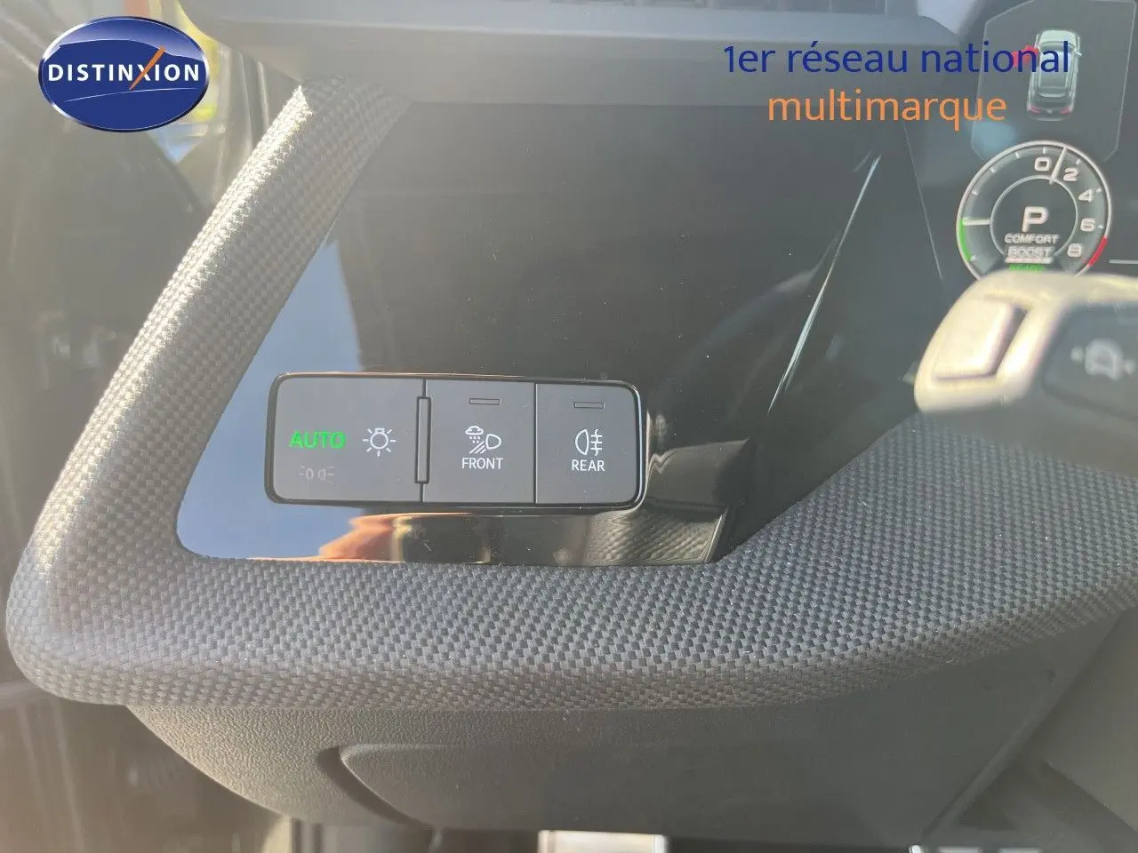 Panneau de commande des feux avec réglages auto et antibrouillards, intérieur noir texturé de l'Audi A3 Sportback 2025.