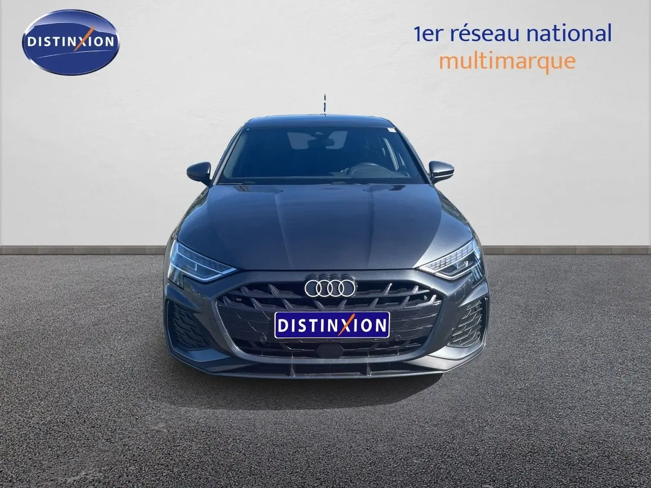 Vue avant d'une Audi A3 Sportback 40 TFSIe S-Line gris Daytona metal avec calandre noire et phares LED.