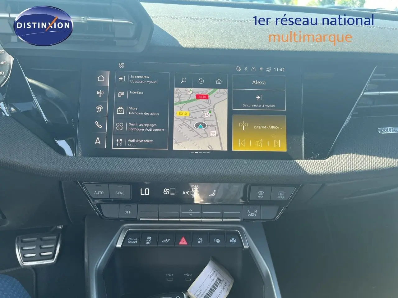 Intérieur de l'Audi A3 Sportback 2025, vue du tableau de bord avec écran tactile et commandes climatisation, finition noire.