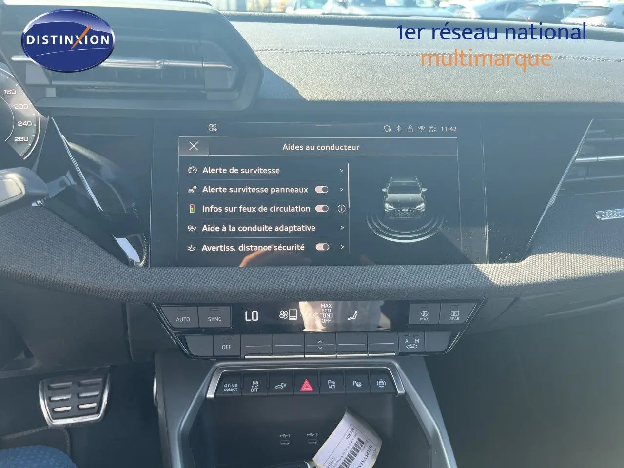 Vue intérieure du tableau de bord de l'Audi A3 Sportback 2025, écran central affichant les aides à la conduite.