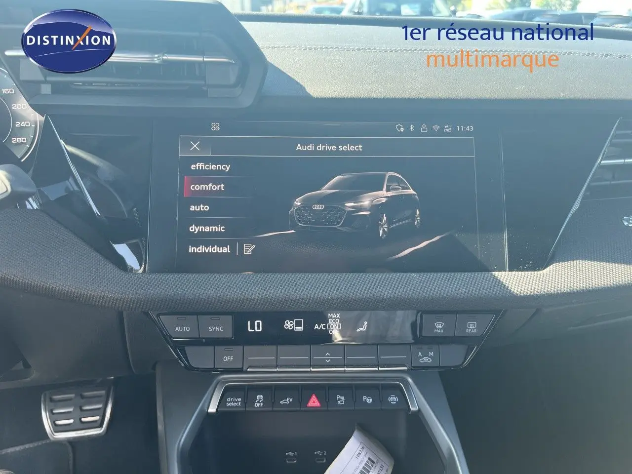 Écran central montrant l'Audi A3 Sportback gris Daytona en mode confort, avec commandes climatisation et boutons multifonctions.