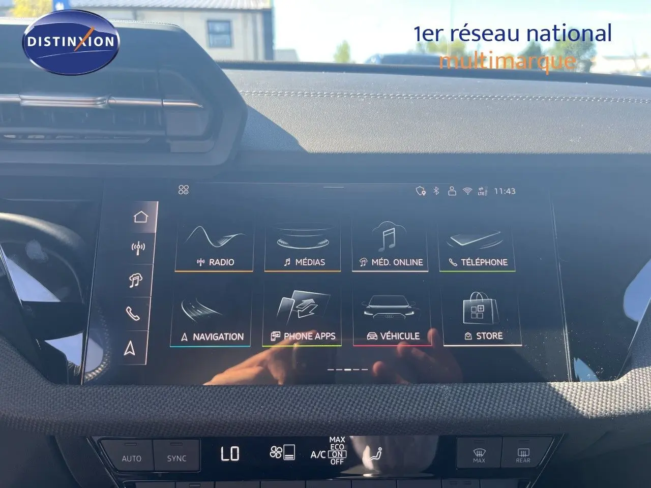 Vue rapprochée de l'écran tactile central de l'Audi A3 Sportback 40 TFSIe 2025, affichant le menu multimédia et navigation.