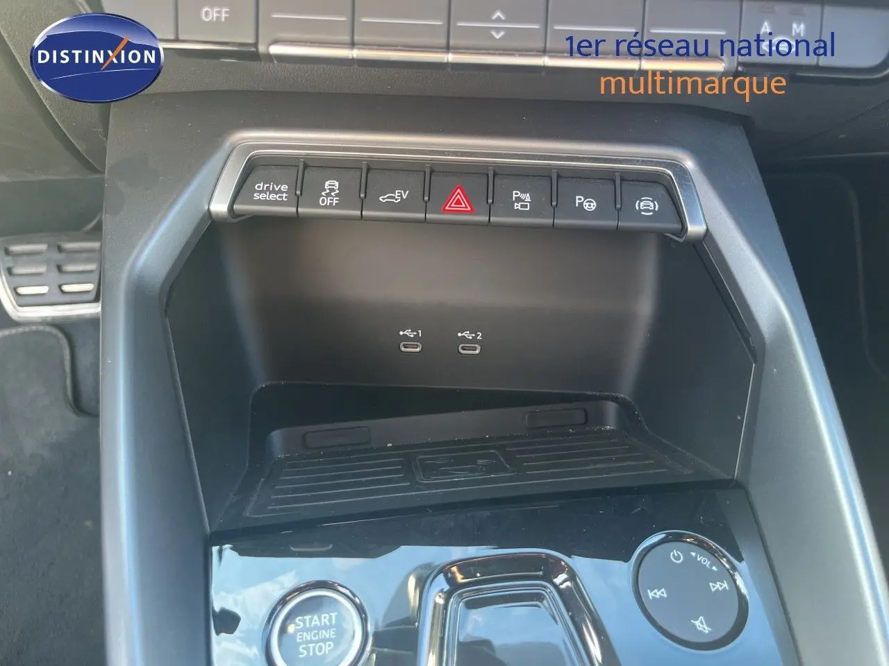 Vue rapprochée de la console centrale de l'Audi A3 Sportback 2025 gris Daytona, montrant les commandes et ports USB-C.