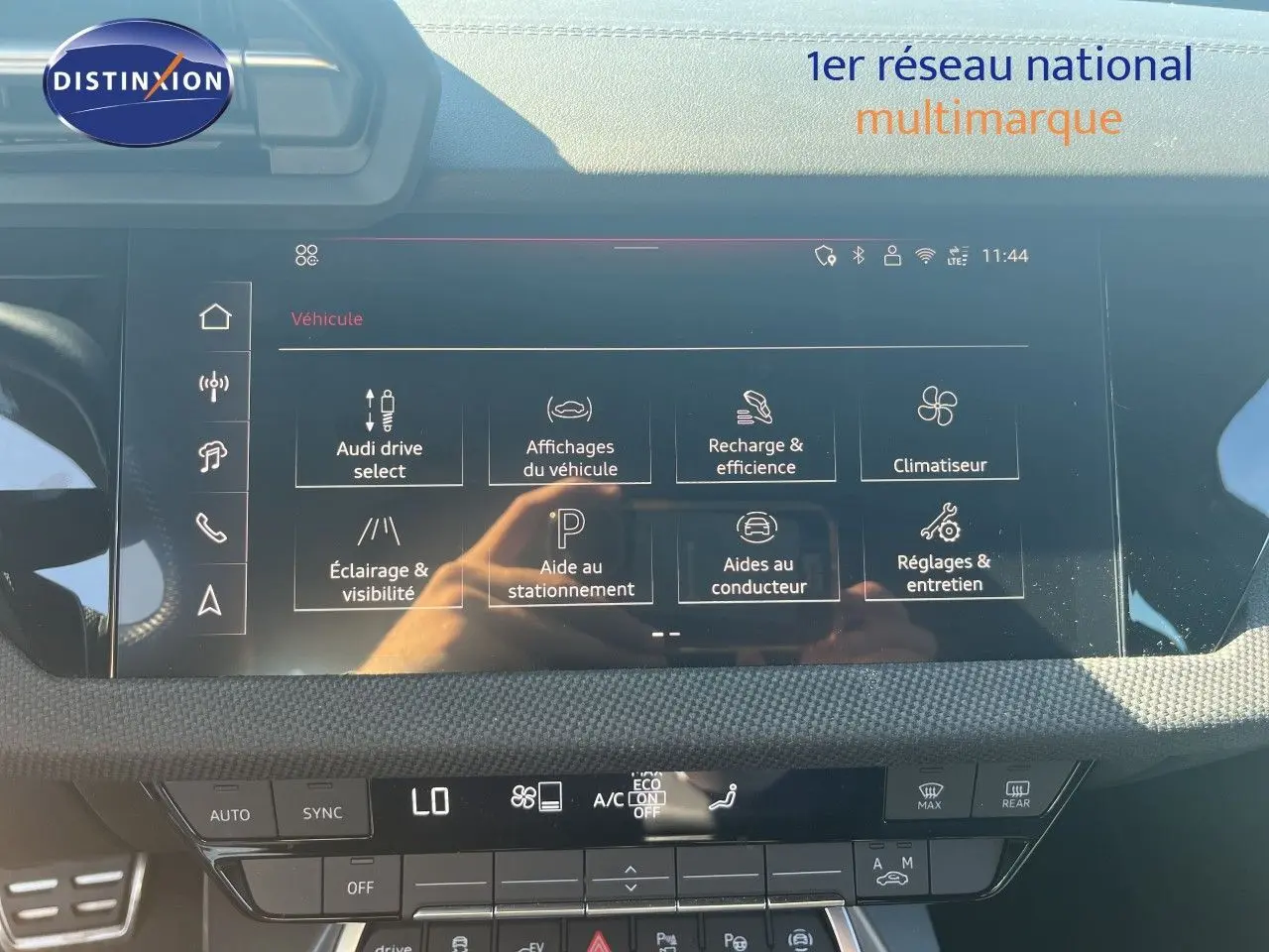 Vue de face de l'Audi A3 Sportback gris Daytona Metal 2025, avec écran tactile central et tableau de bord moderne.