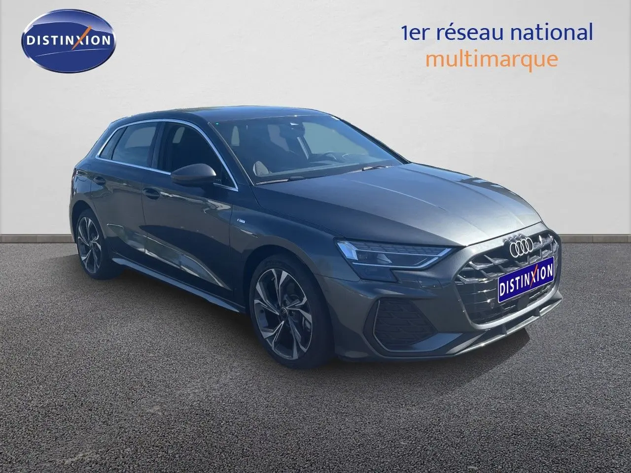 Audi A3 Sportback gris Daytona métal vue 3/4 avant droit avec jantes alliage et calandre S-Line distinctive.