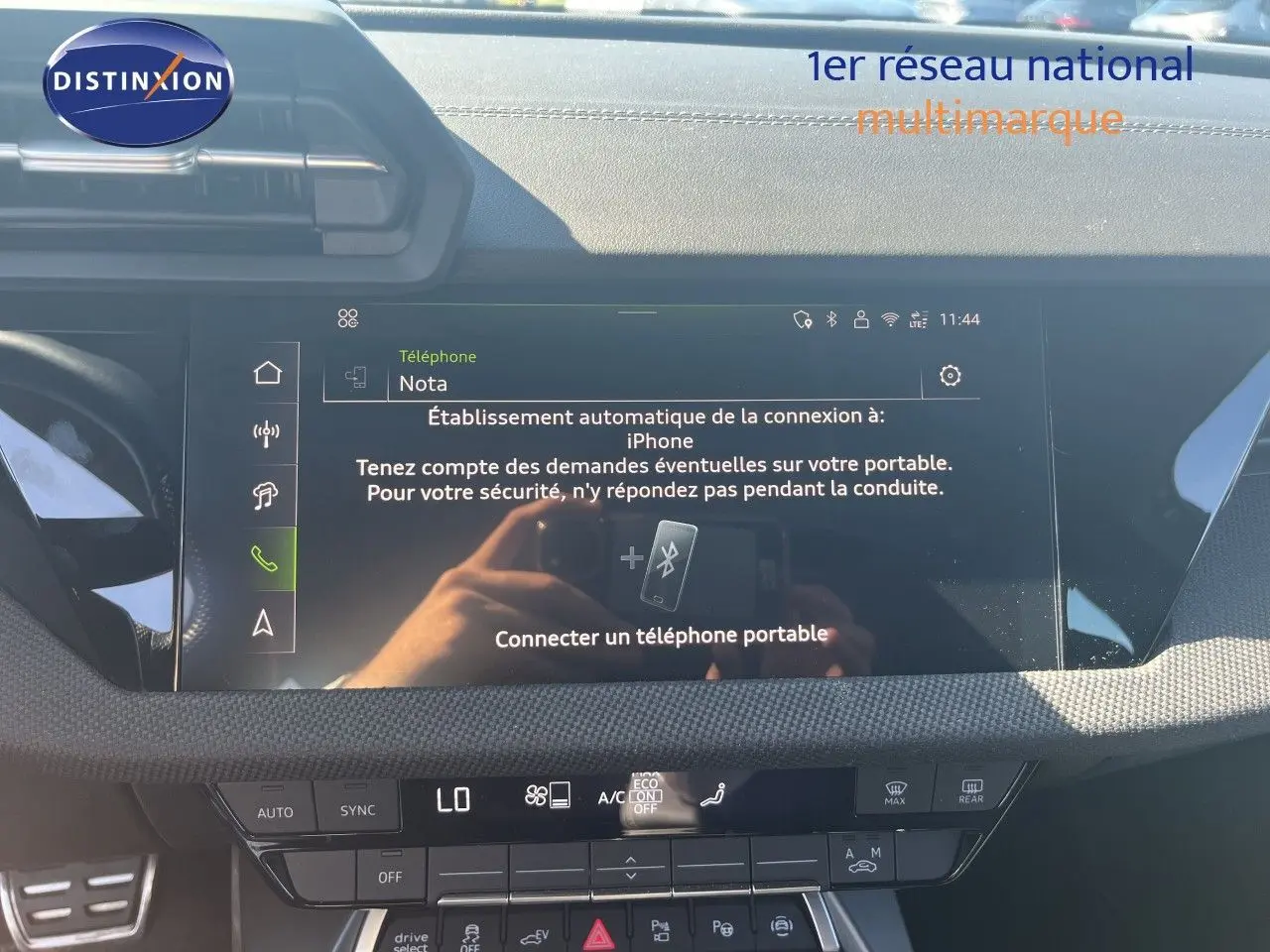 Intérieur de l'Audi A3 Sportback 40 TFSIe 2025, vue du tableau de bord avec écran tactile et commandes climatisation.
