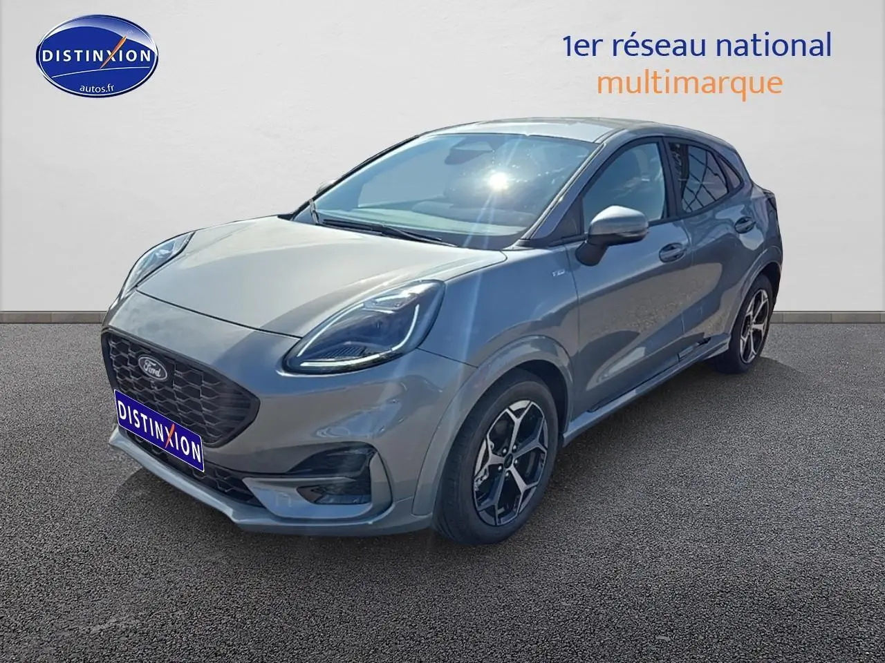 Ford Puma gris cactus vue 3/4 avant droit avec jantes 17 pouces et phares full LED allumés.