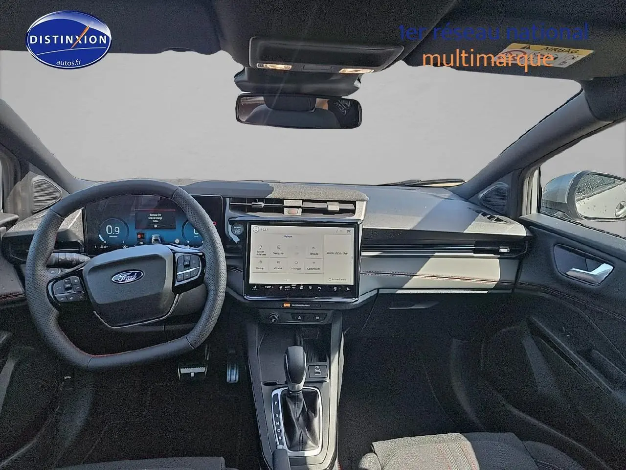 Intérieur du Ford Puma 2025 vu de face, tableau de bord moderne avec écran tactile 12 pouces et volant multifonction.