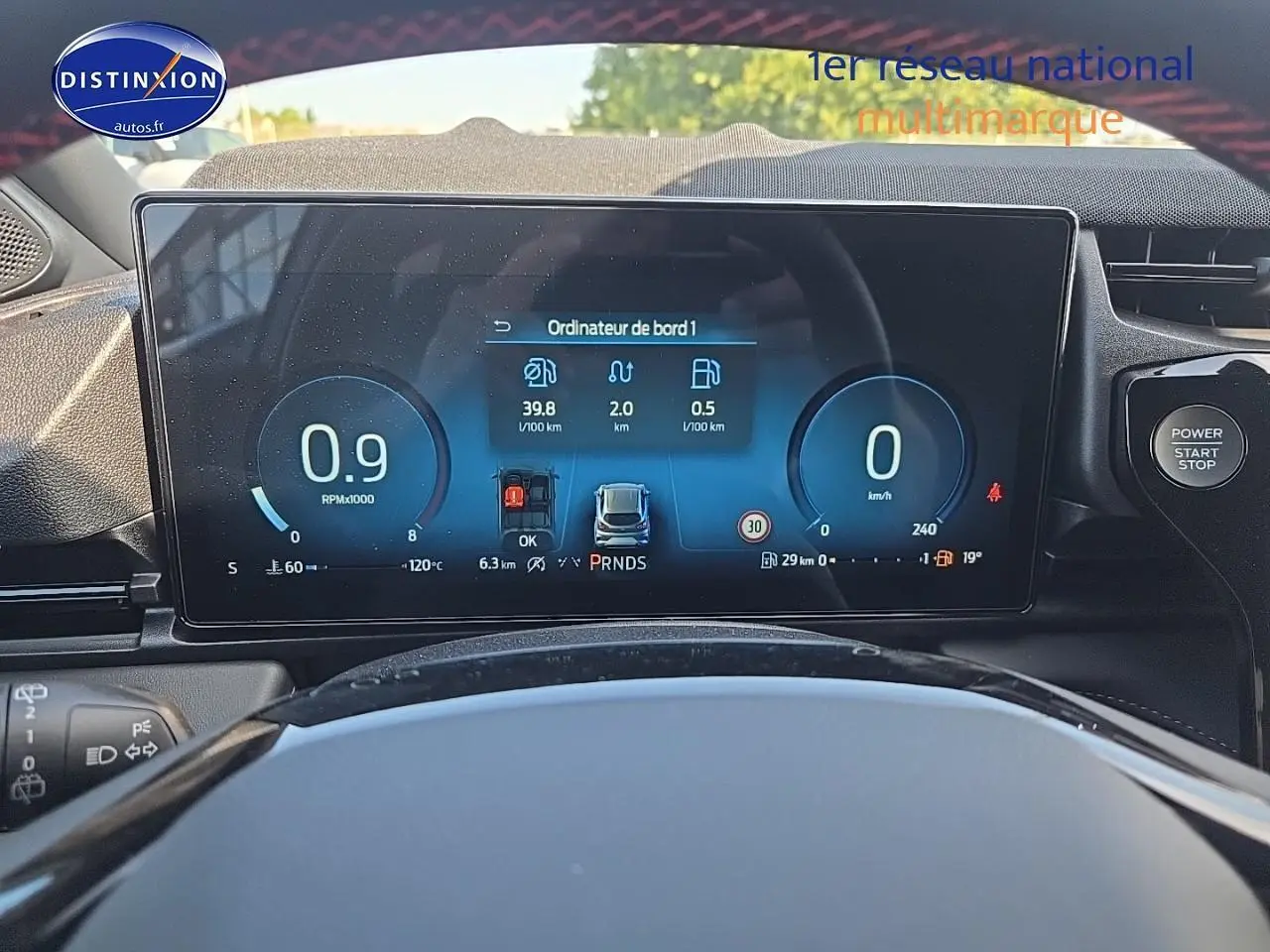 Vue rapprochée du tableau de bord numérique du Ford Puma gris cactus 2025 avec écran tactile et démarrage sans clé.