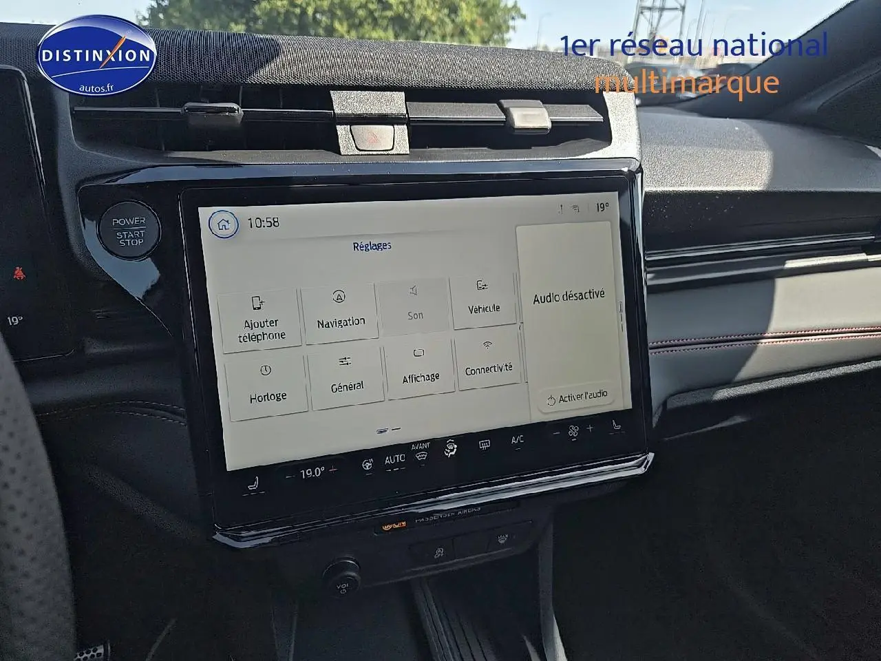 Écran tactile 12 pouces du Ford Puma 2025 gris cactus, vue intérieure du tableau de bord côté passager.