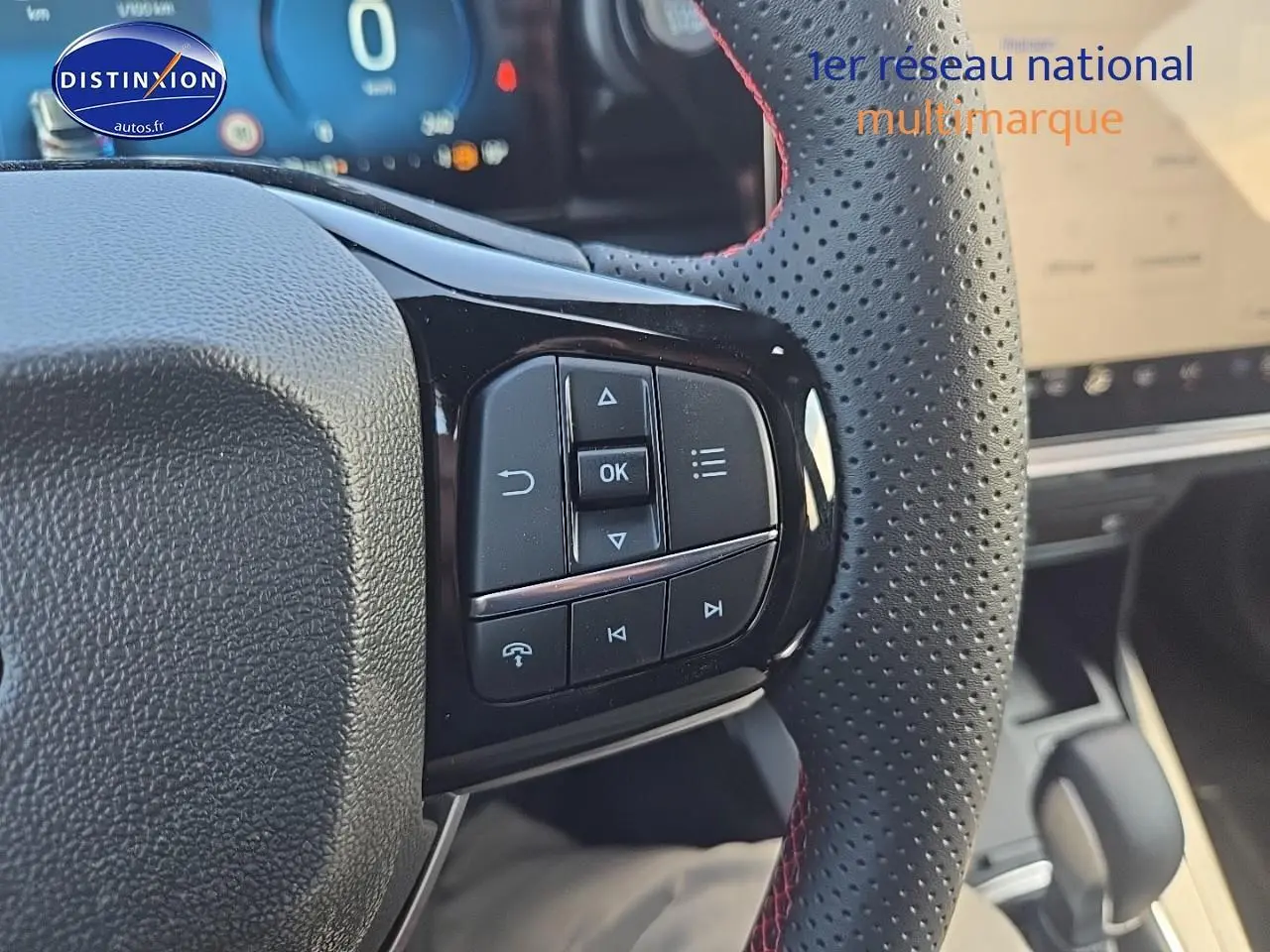 Gros plan sur le volant perforé avec commandes intégrées du Ford Puma gris cactus 2025, finition st-line.