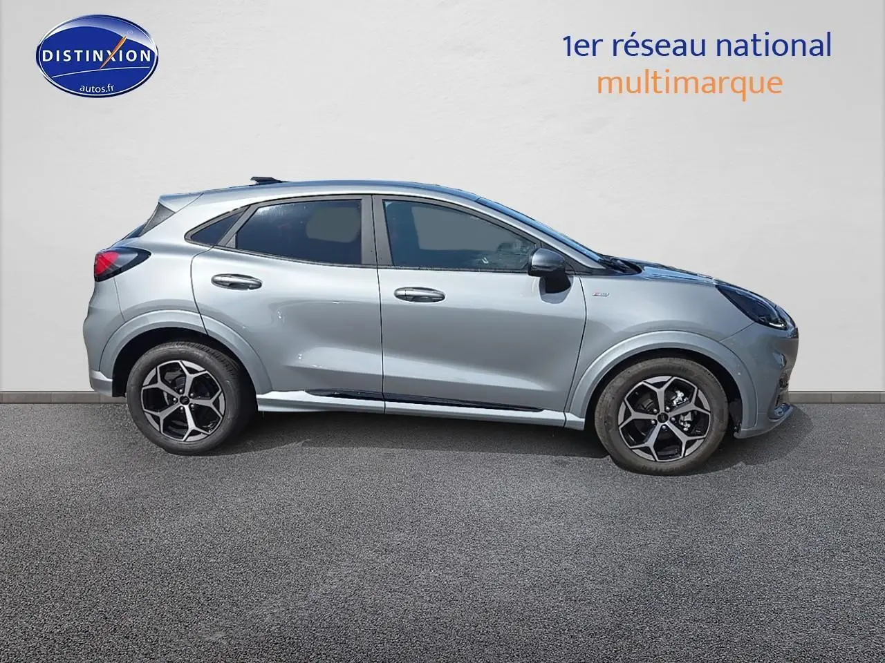 Ford Puma gris cactus vu de profil côté gauche avec jantes 17 pouces et lignes dynamiques st-line.