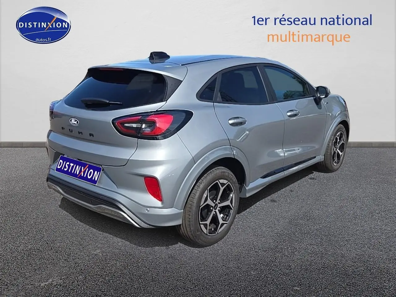 Vue 3/4 arrière droite du Ford Puma gris cactus 2025 avec jantes 17 pouces et feux arrière LED distinctifs.
