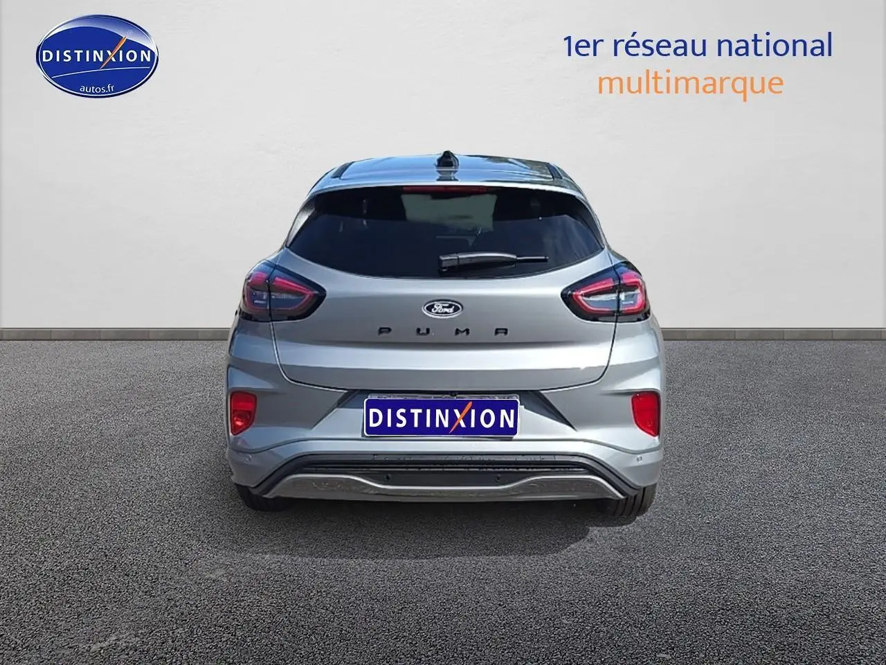 Vue arrière d'un Ford Puma gris cactus 2025 avec feux arrière LED et logo distinctif Ford.